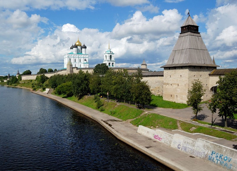 Вид на Псковский кремль с Ольгинского моста. На переднем плане Власьевская башня