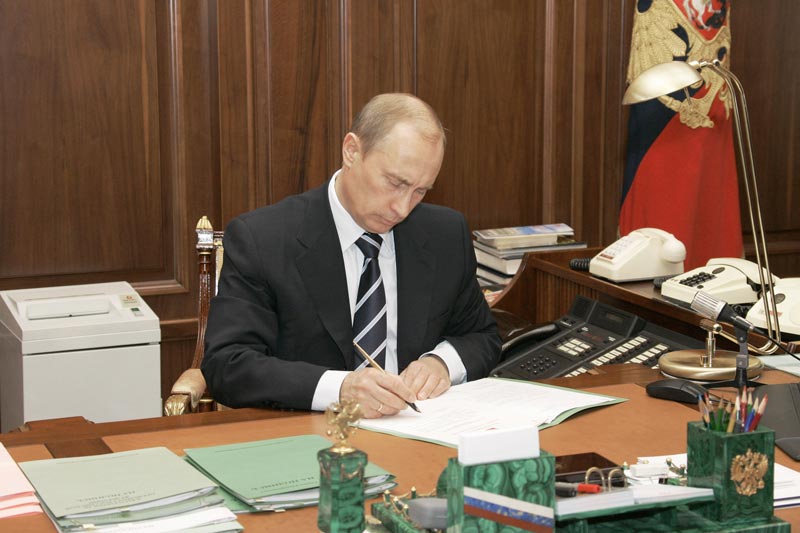 Премьер-министр РФ Владимир Путин дебютировал в российской прессе в качестве журналиста. Он написал для «Русского пионера» колонку «Почему трудно уволить человека».