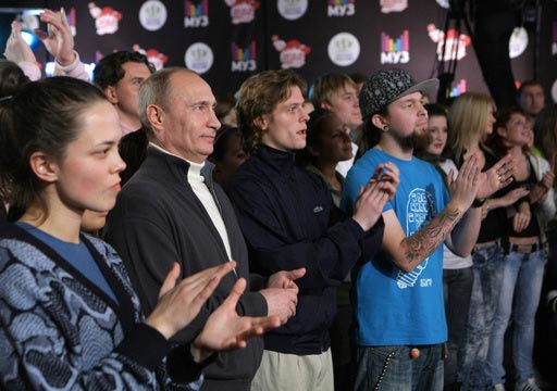 Премьер Путин продолжает открывать неожиданные грани своего имиджа: он вручил призы в передаче «Битва за Rеспект: Начни сегодня!» канала «Муз-ТВ».