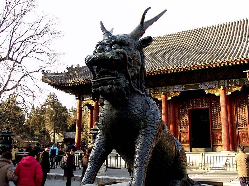 Мифический страж килин у входа в Летний императорский дворец в Пекине