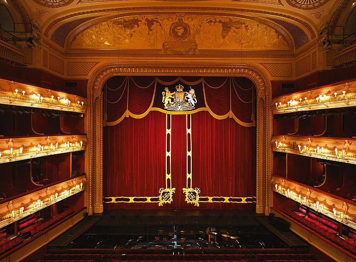 Лондонская Королевская опера объявила конкурс на либретто для оперы среди пользователей системы микроблогов Twitter. Премьера отрывков из новой оперы состоится в сентябре на сцене Ковент-Гарден.