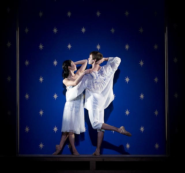 Американский хореограф Марк Моррис привозит в Лондон балет Прокофьева «Ромео и Джульетта». Постановка заканчивается хэппи-эндом, что, по утверждению Морриса, является идеей самого Прокофьева.