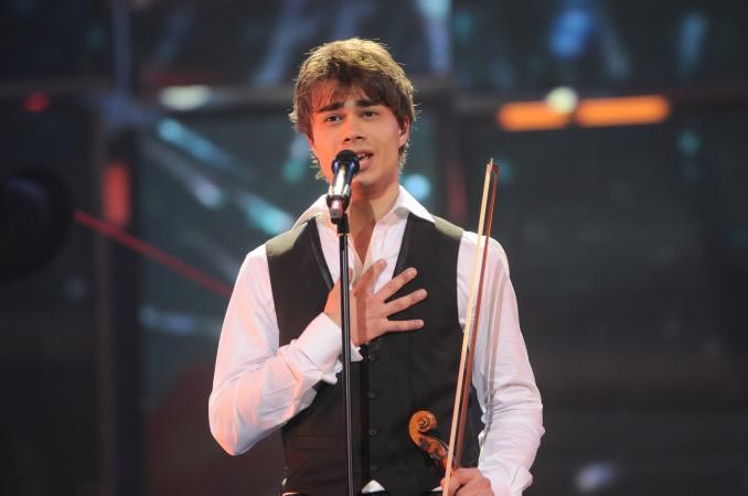 «Евровидение-2009», финал которого состоялся в субботу в спорткомплексе «Олимпийский» в Москве, выиграл представитель Норвегии Александр Рыбак с песней «Fairytale».