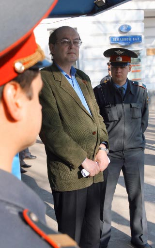 Юрий Самодуров смотрит на митингующих против выставки «Запретное искусство–2006» - Илья Питалев
