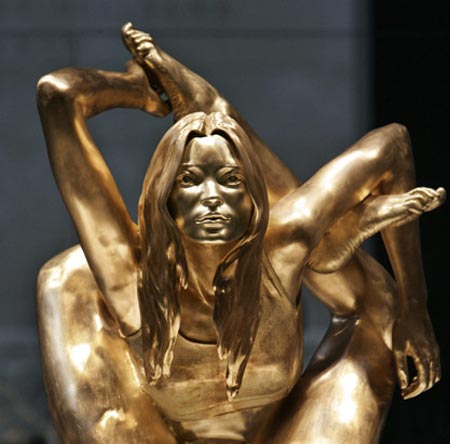 В Британском музее открылась выставка Statuephilia, на которой представлена 50-килограммовая золотая скульптура супермодели Кейт Мосс.