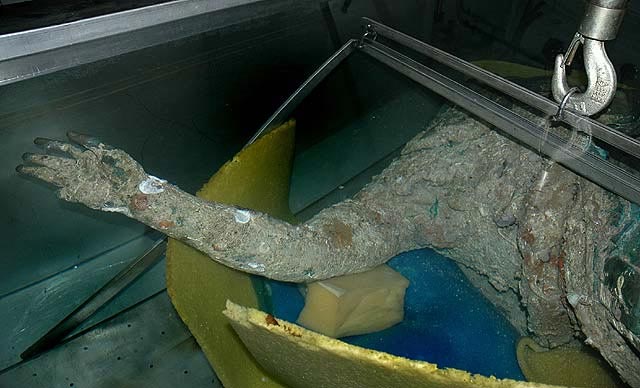 В Эгейском море найдена бронзовая статуя, возраст которой превышает 2 тысячи лет. Скульптура случайно попала в сети местного рыбака.