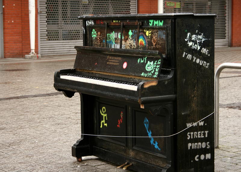 Власти Лондона решили поощрять спонтанное музицирование горожан и гостей столицы. Этим летом на улицах города будет расставлено 31 пианино, играть на которых смогут все желающие.