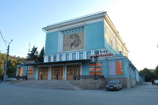 Несколько российских театров присоединятся к акции «Минута тишины», проводимой в поддержку челябинского театра «Манекен». Городские власти закрывают «Манекен», чтобы сэкономить денег.
