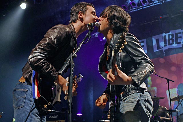 Участники британской инди-рок-группы The Libertines Карл Барат и Пит Доэрти в интервью на церемонии NME Awards рассказали, что возродят The Libertines в 2010-м.