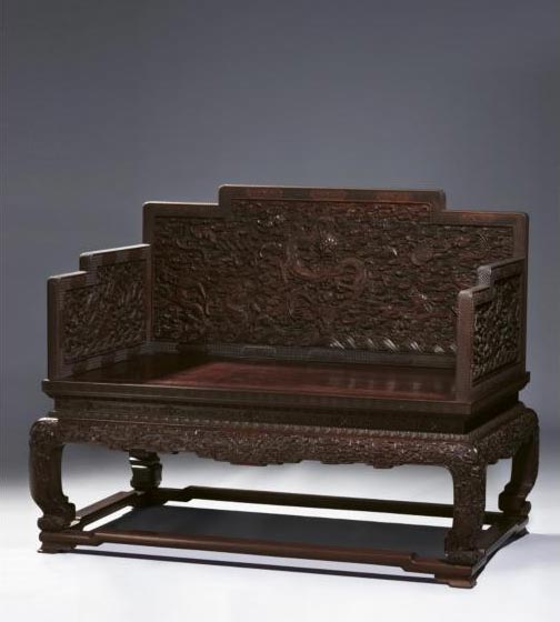 «Драконий трон» китайской императорской династии Цинь был продан на торгах Sotheby’s в Гонконге за $11,07 млн. Это аукционный рекорд для антикварной китайской мебели.