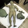 Полиция города Cалоники задержала двух контрабандистов, торговавших античными древностями. Они выставили на продажу, в частности, бюст Александра Великого, оцениваемый в 7 млн евро.