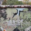 Художники, расписавшие сохранившийся кусок Берлинской стены, восстановят свои граффити. Ранее все рисунки были смыты со стены в ходе ее реставрации.