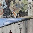 При реставрации Берлинской стены уничтожены многочисленные граффити, украшавшие ее последние 20 лет, сообщает в своем блоге ЖЖ-пользователь drugoi.