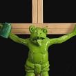 Католики недовольны распятой лягушкой