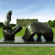 Скульптура Генри Мура  Three Piece Reclining Figure: Draped  (1975) в парке Чатсуорт-хаус, резиденции герцогов Девонширских