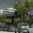 Автомобильная пробка у въезда в парк развлечений Universal Studios в Голливуде