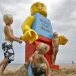 На пляже города Брайтон в Британии таинственным образом появилась шестифутовая (1,8 м) фигура из конструктора Lego.