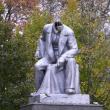 Памятник Ленину в Петербурге (бывшем Ленинграде) попал в почти булгаковскую историю: у него отвалилась голова. Это могло произойти просто от старости, хотя возможно, что вождя пролетариата все же обезглавили вандалы.