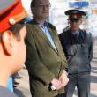 Юрий Самодуров смотрит на митингующих против выставки «Запретное искусство–2006» - Илья Питалев
