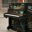 Власти Лондона решили поощрять спонтанное музицирование горожан и гостей столицы. Этим летом на улицах города будет расставлено 31 пианино, играть на которых смогут все желающие.