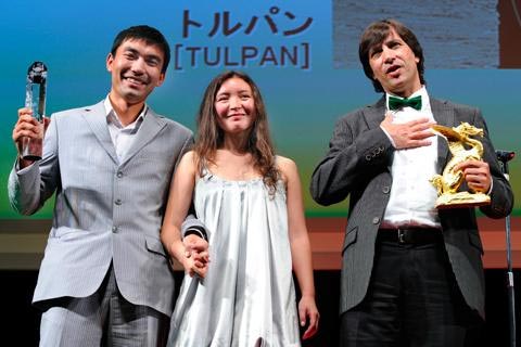 Премию «Сакура Гран-при» на ежегодном Токийском международном кинофестивале и $100 тысяч получил фильм «Тюльпан», снятый Сергеем Дворцевым.