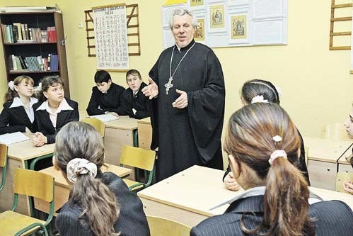 Минобрнауки РФ проведет в российских школах опросы, чтобы узнать, какую религию хотели бы изучать школьники. При этом решение о преподавании той или иной религии предположительно будет принимать школьная администрация.