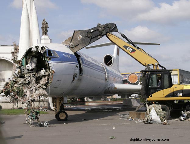 В эти выходные на ВВЦ спешно демонтировали оба самолета перед павильоном «Космос».