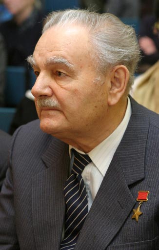В Москве скончался Владимир Карпов, писатель-фронтовик и бывший главный редактор литературного журнала «Новый мир». Ему было 85 лет.