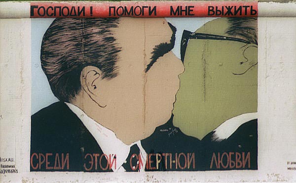 Российский художник Дмитрий Врубель приступил к восстановлению своих картин на остатках Берлинской стены. На воссоздание поцелуя Брежнева с Хоннекером потребуется около месяца.