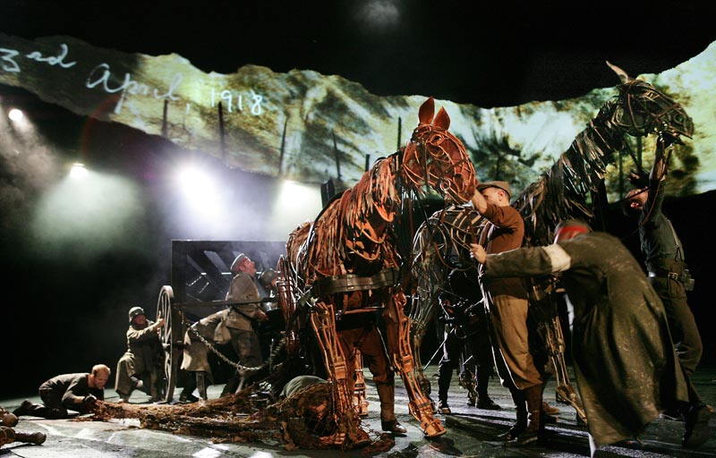 Сцена из спектакля по книге «Боевой конь». Национальный театр (Лондон)