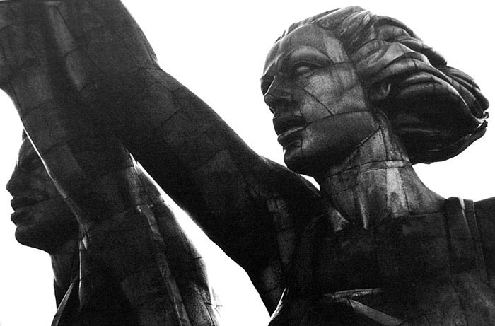 Реставраторы «Рабочего и колхозницы» выдерживают сроки работы. Монумент Веры Мухиной планируется возвратить на его законное место у ВВЦ к 5 декабря этого года.