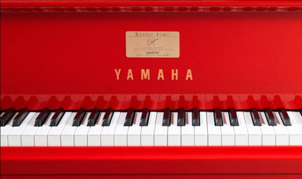 Красный рояль Yamaha, принадлежащий Элтону Джону. Стоимость: $80000