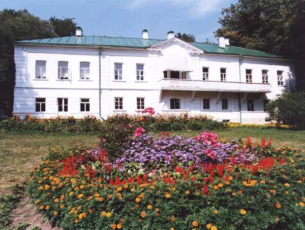 В музее-усадьбе Льва Толстого в Ясной поляне назвали трех писателей, которые вошли в шорт-лист литературной премии «Ясная поляна».