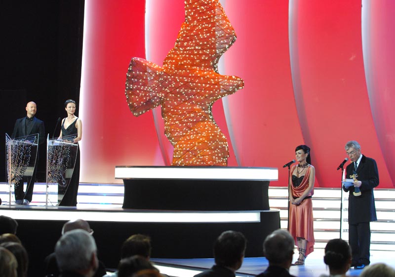 Национальная Академия кинематографических искусств и наук России объявила победителей премии «Золотой орел» за 2008 год. Лучшим игровым фильмом названо «Дикое поле» режиссера Михаила Калатозишвили.