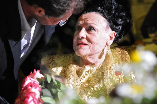 Людмила Зыкина принимает поздравления с 80-летним юбилеем во время торжественного вечера в отеле «Метрополь». 10 июня 2009 года - Сергей Пятаков