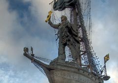 Памятник Петру Первому работы Зураба Церетели на Берсеневской набережной в Москве