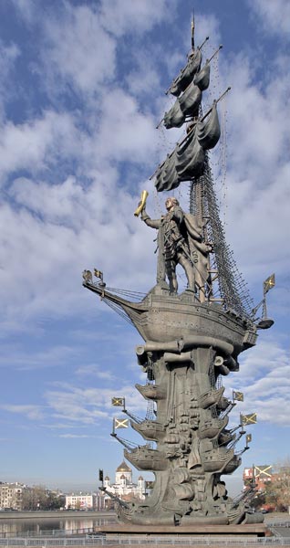Предполагаемые работы по демонтажу памятника Петру Первому на стрелке Обводного канала и Москвы-реки смогут начаться не ранее весны-лета 2011 года.