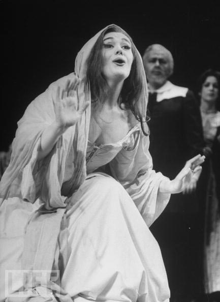 Джоан Сазерленд в роли Лючии ди Ламмермур на сцене Метрополитен-опера. 1964