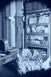 Часть жилого пространства Иосифа Бродского. 
Шкафы и перегородка, отделяющая комнату от фотолаборатории.
Фото Михаила Мильчика. 1973