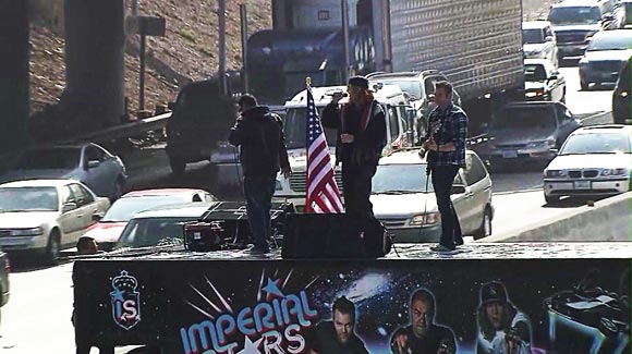 Американская хип-хоп/хардкор группа Imperial Stars 12 числа устроила импровизированный концерт на крыше своего гастрольного автобуса, сообщает лос-анджелесский телеканал KTLA. За выступление на оживленной трассе всех музыкантов арестовали.