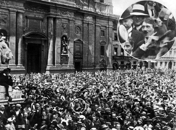 Одна из наиболее известных фотографий Адольфа Гитлера, активно использовавшаяся нацистской пропагандой, скорее всего, является просто монтажом. Поставленный под сомнение кадр тиражировался тысячи раз в статьях, биографиях и даже школьных учебниках.