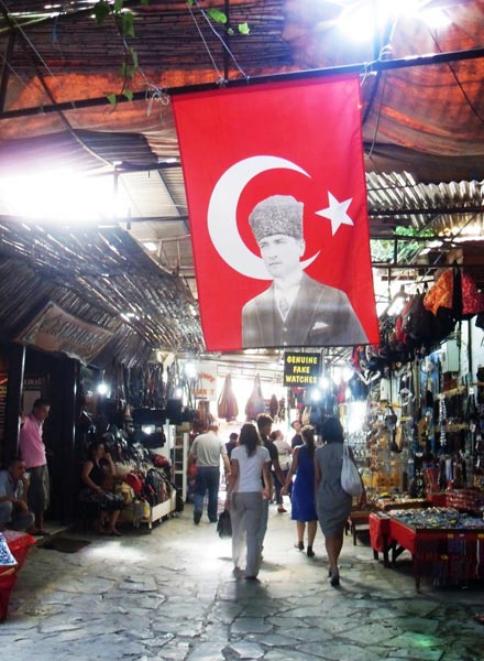 Флаг с портретом Ататюрка на рынке в турецком городе Шириндже (провинция Измир) - Patrick Comerford