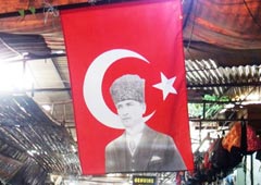 Флаг с портретом Ататюрка на рынке в турецком поселке Шириндже (провинция Измир)