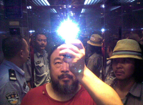Ай Вейвей. Ай Вейвей с рок-звездой Zuoxiao Zuzhou в лифте после ареста, Сычуань, Китай, август 2009 