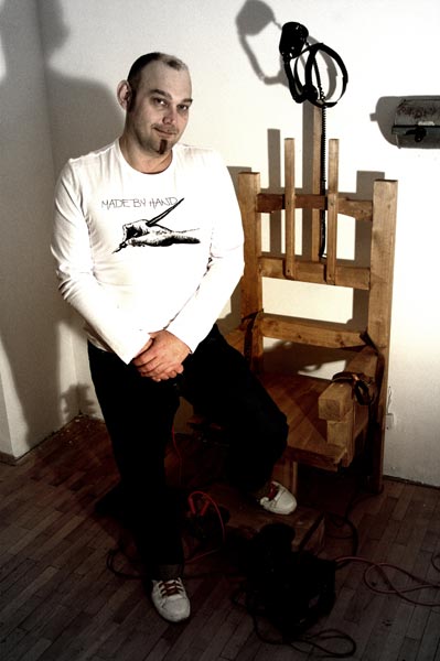 Олег Мавромати 7 ноября начинает онлайн-акцию «Свой\Чужой», которую сам художник охарактеризовал как «публичную народную казнь»: каждый желающий сможет проголосовать в интернете за или против того, чтобы убить Мавромати.