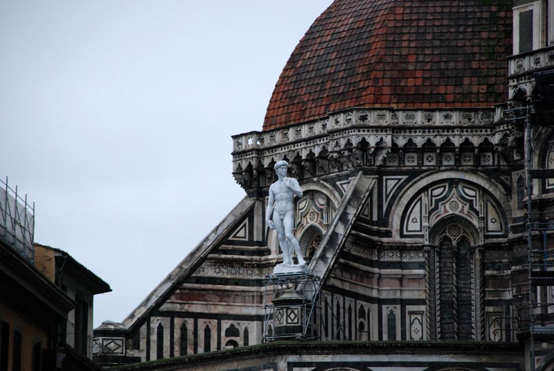 На соборе Санта-Мария-дель-Фьоре во Флоренции была установлена копия статуи Давида работы Микеланджело. Фибергласовое изваяние весом 400 кг находится на том самом месте, где 500 лет назад собирались установить оригинал знаменитой скульптуры.