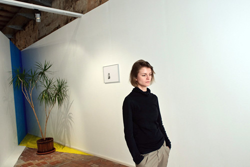 Юлия Ивашкина в пространстве инсталляции