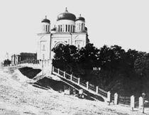 Храм, возведенный в 1842 году на фундаменте Десятинной церкви по проекту архитектора Василия Стасова и снесенный в 1928 году. Фотография XIX века