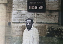 Александр Солженицын у входа в редакцию журнала «Новый мир». Середина 1960-х