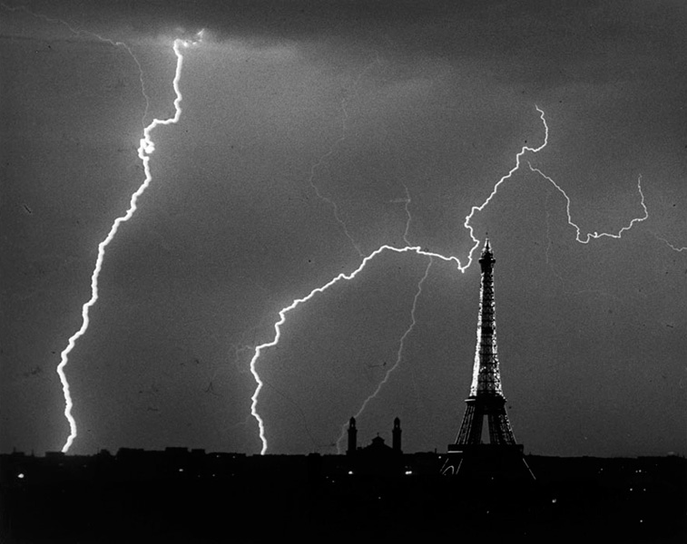 «Электрические ночи». Андре Кертеc. Париж, гроза в летний вечер. 1925 - Collection Centre Pompidou, Dist. RMN